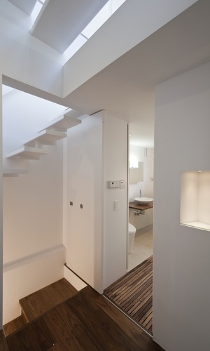 家中に続くディテールのない白い壁と天井