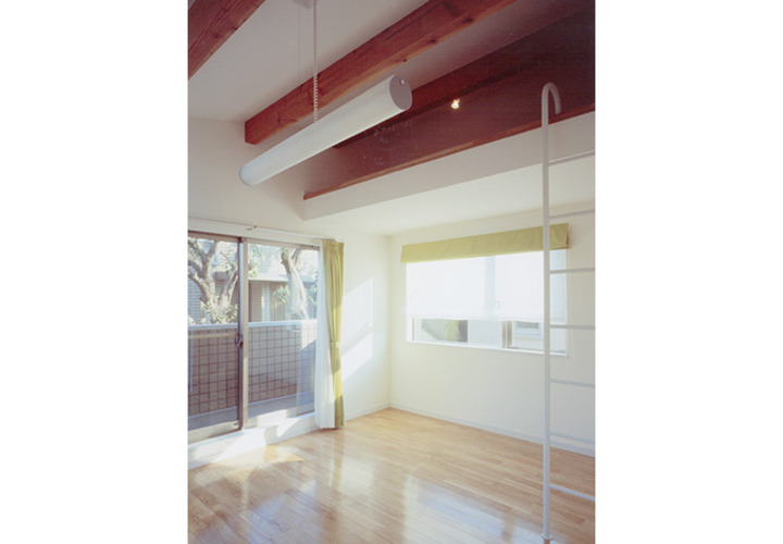 傾斜屋根を利用した収納スペース