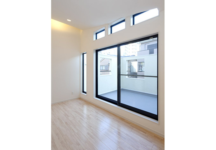 視界の気にならない採光窓が並ぶ