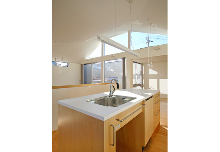 スタイリッシュな照明とキッチンシンク