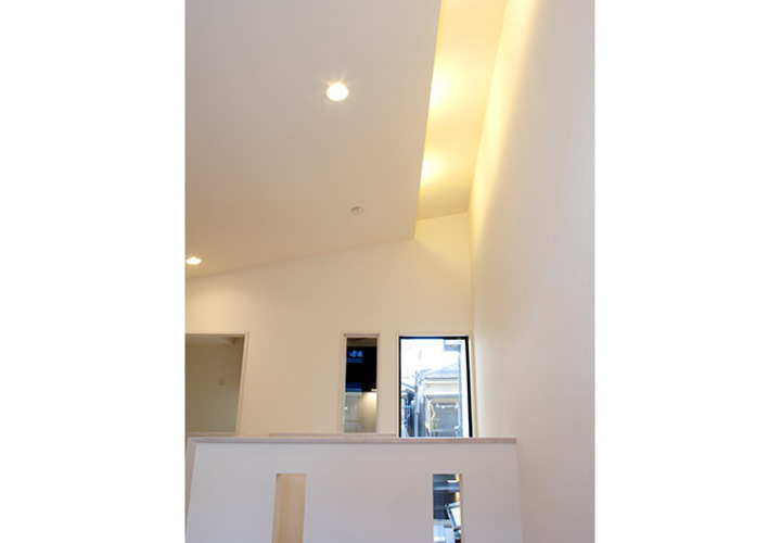 壁に反射させるライトで柔らかい印象に