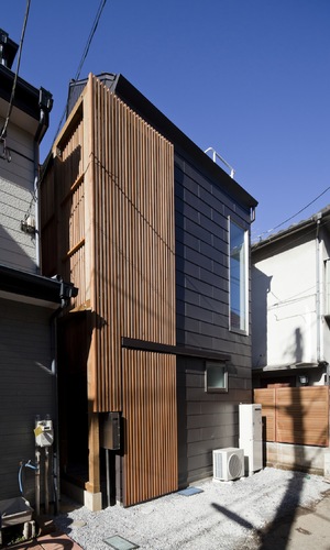 住宅密集の狭小敷地に建つ住宅