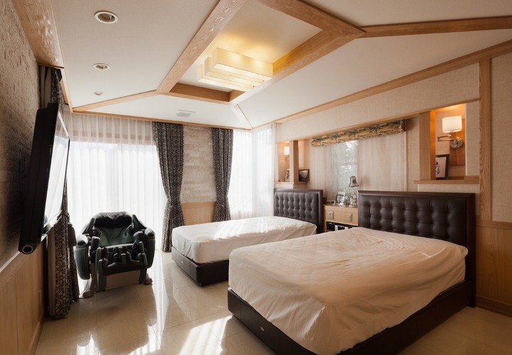 日中明るい日差しが差し込むホテルのような寝室