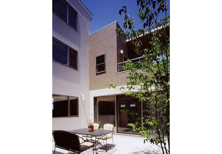 中庭にカフェテラスのある家