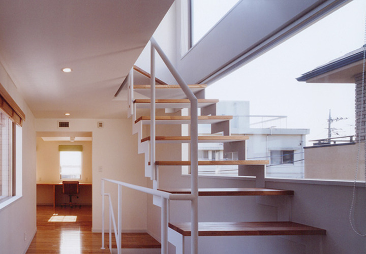 大きい窓に面した開放的な階段