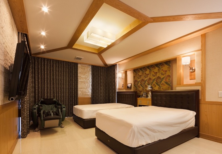 天井まで綺麗に設えたシティホテルのような寝室