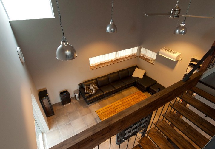 3階吹き抜けからリビングを見下ろす