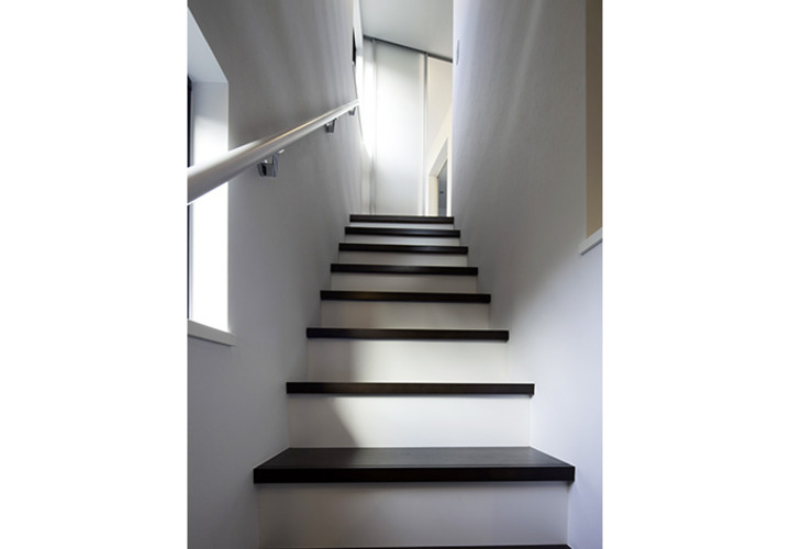 2階へ続く階段を見上げる