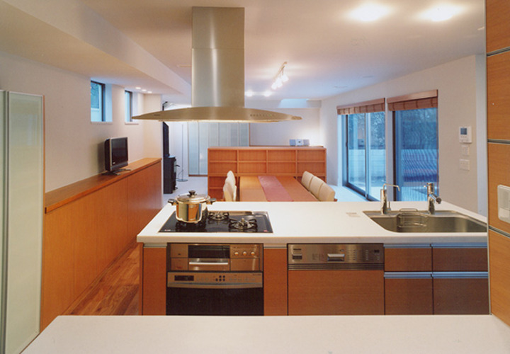 キッチン奥からリビングを眺める