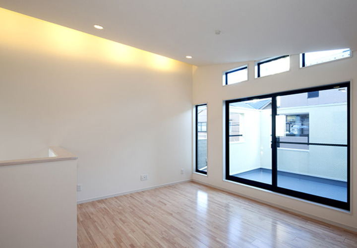 白い壁にライトの黄色い光が輝く室内