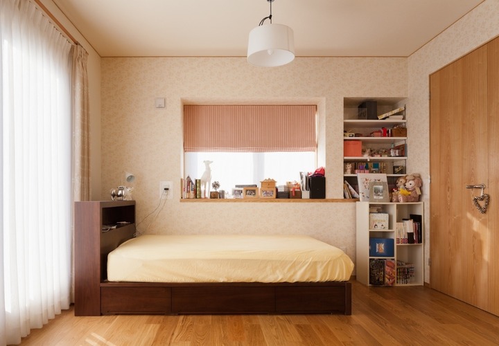 大きな窓から差し込む陽射しがやさしく落ち着いた雰囲気の子ども部屋