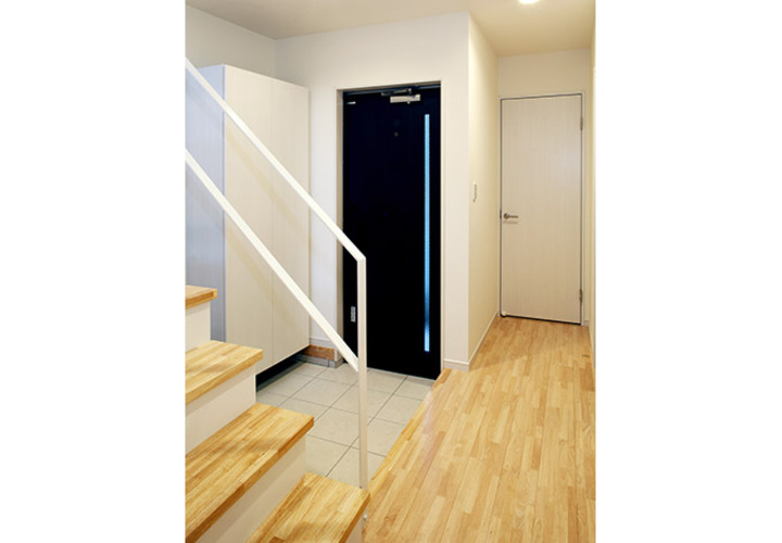 コントラストのはっきりとした玄関ドア