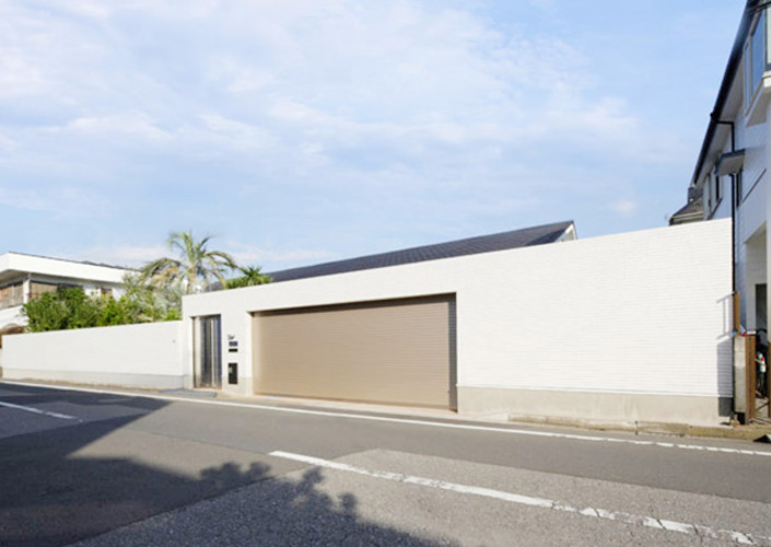 庭と瓦屋根の平屋