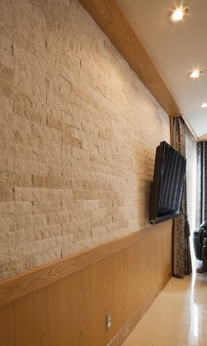 寝室は石張りの壁で上質感を演出
