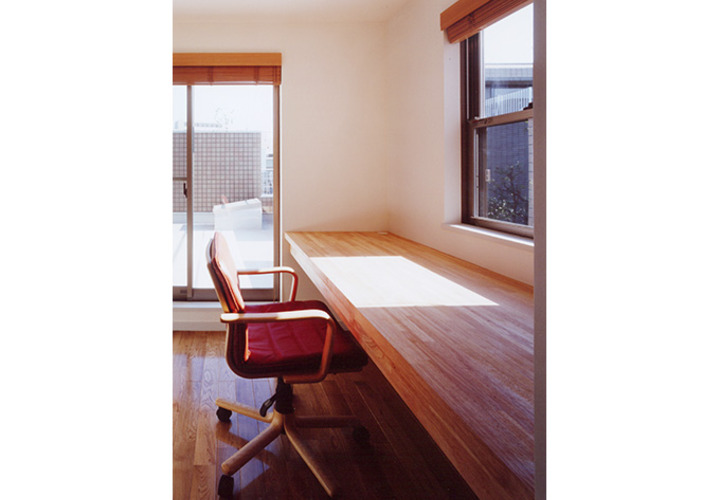 壁付け机の向かい窓で自然光の入るスペースに