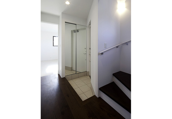 ガラス戸で部屋を広く見せるシューズロッカー