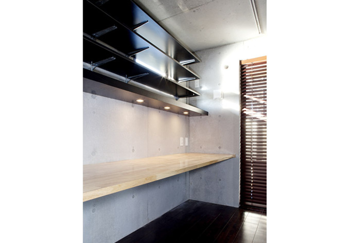 壁一面の収納棚が機能的な空間