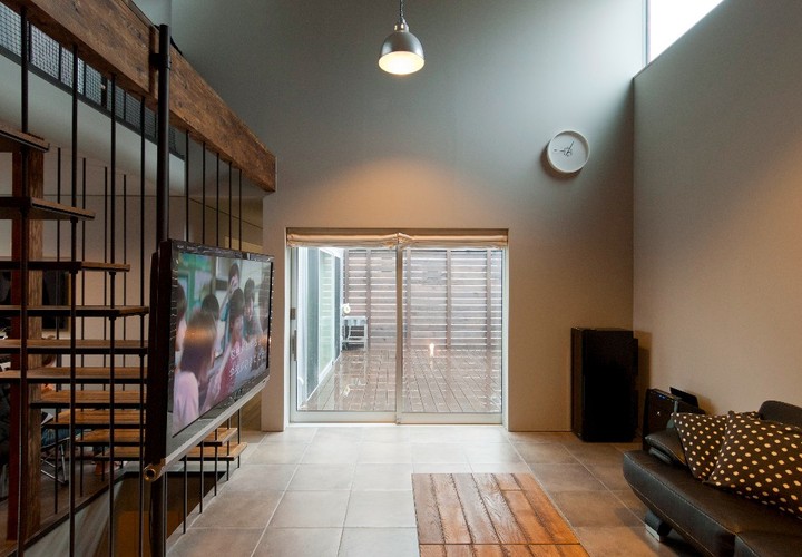 タイル木スチール様々な素材が心地よい風合いのリビング