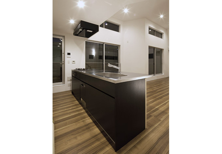 ダークブラウンを基調としたキッチン