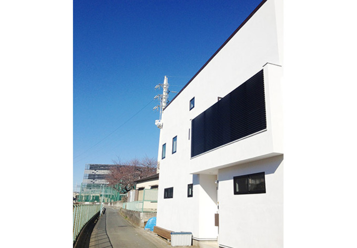 白い壁が爽やかな印象の外観