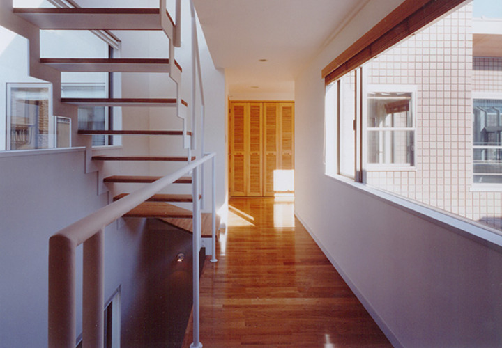 外を眺める大きい窓のある廊下