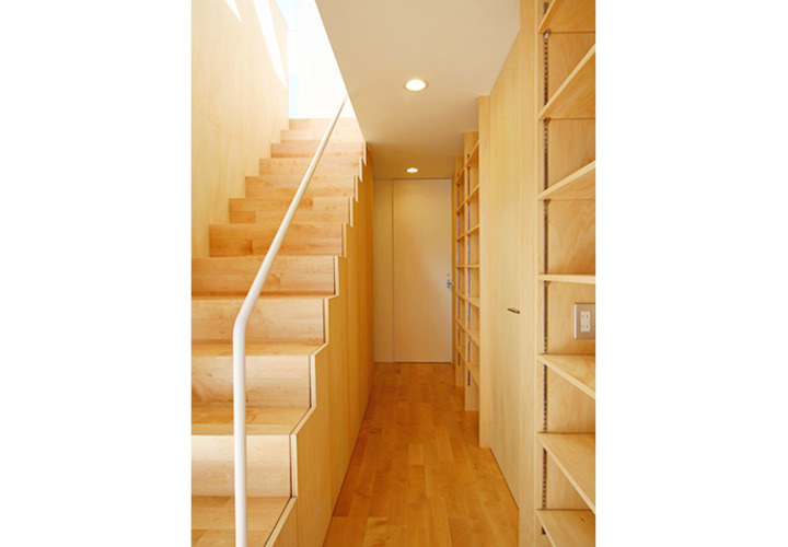 階段横の図書スペース