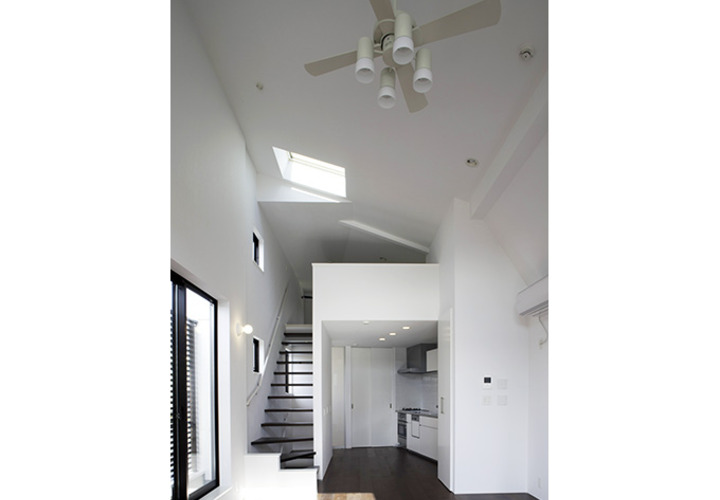 吹き抜けに設置したファンで風の流れるLDK