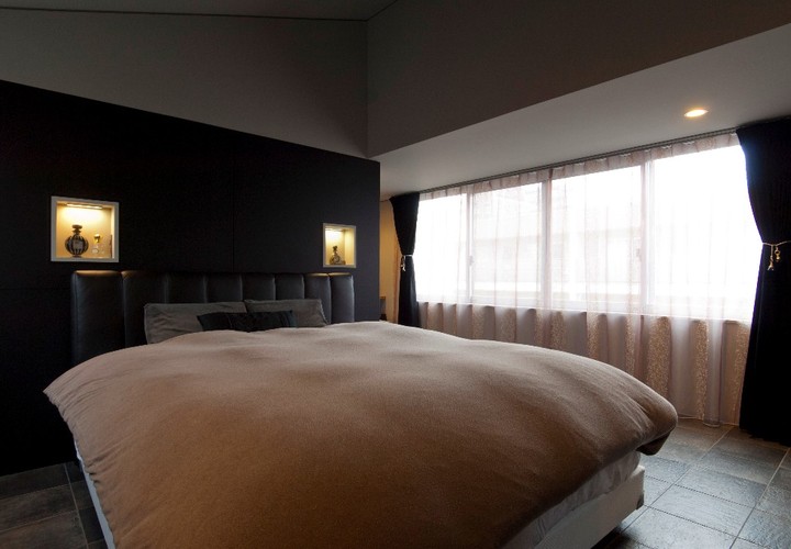 ダークトーンのインテリアでゴージャスで大人のベッドルーム