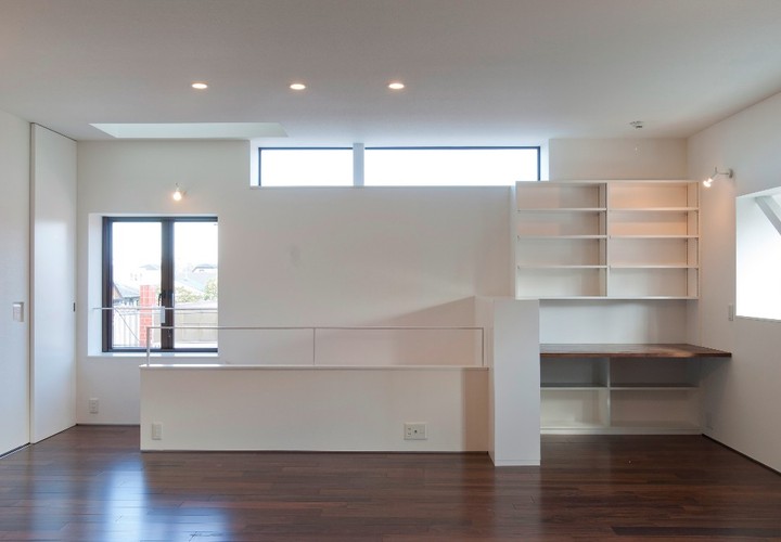 トップライトとハイサイドライトで明るく風の抜けるLDK