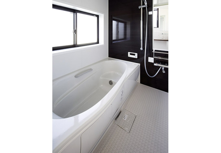 窓のある明るい浴室