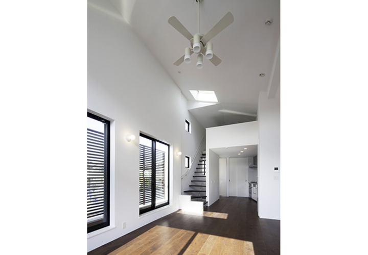 吹き抜けとトップライトの明るいLDK