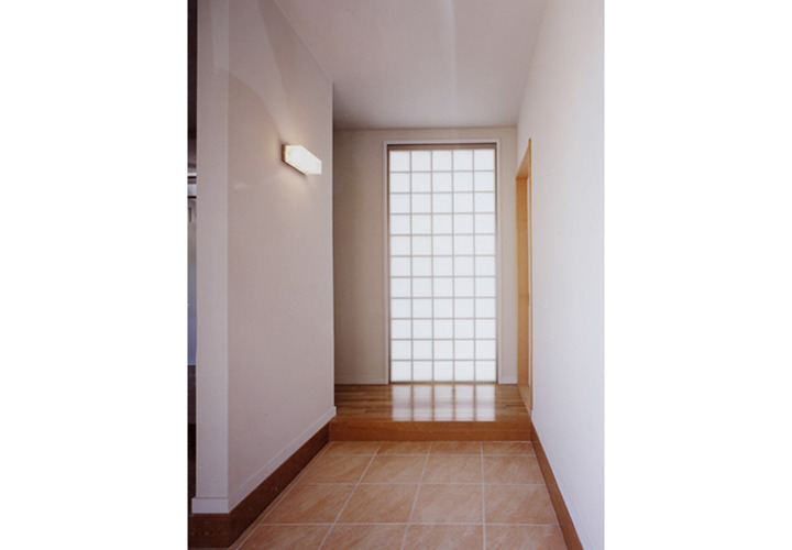 ガラスブロックの光が迎える玄関