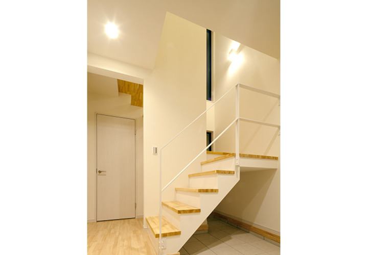 2階への動線が楽しい玄関ホール