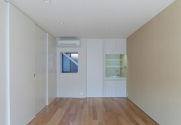 リビングの一角に小さい洗面台を設けて来客時にも便利