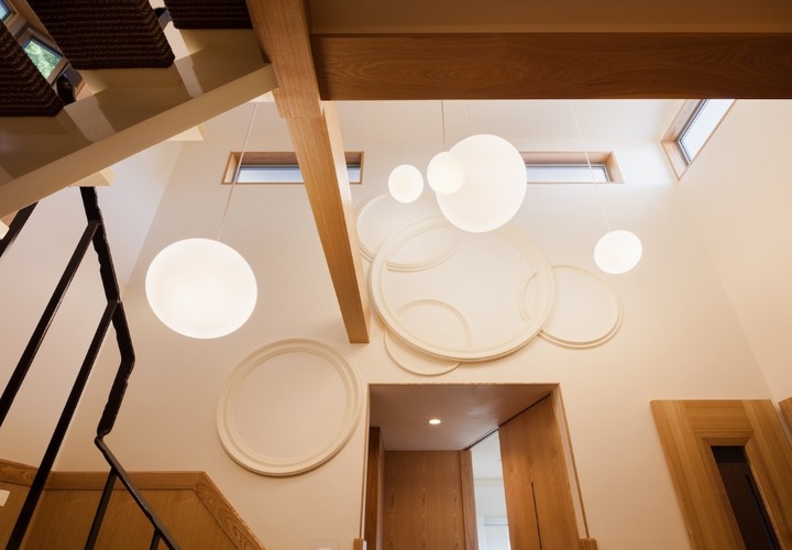 階段の吹き抜けにはシンプルながらもレトロモダンなデザインのレリーフ