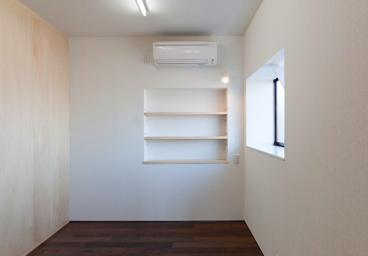 シンプルな床壁天井の子ども部屋