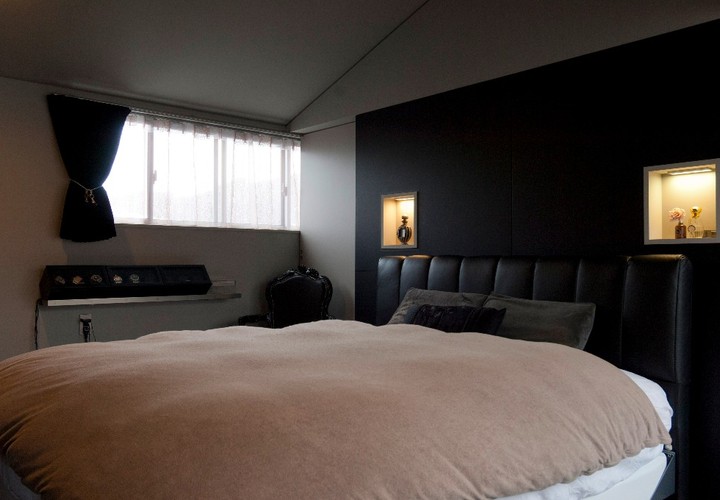 ベッドヘッド上部に照明を仕込んだ飾り棚を付けてゴージャスなホテルのような寝室