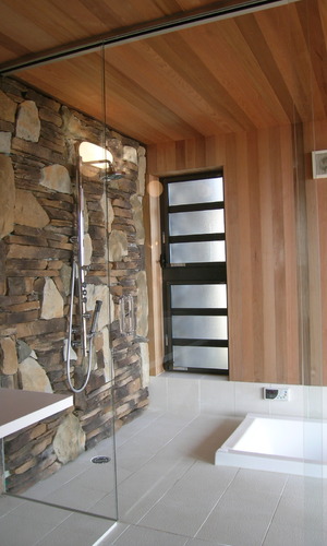 石張りと木素材で自然のぬくもりが感じられるバスルーム