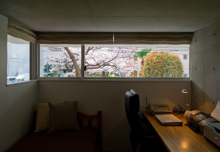 壁に写真でも飾ったような借景を切り取るハイサイド窓