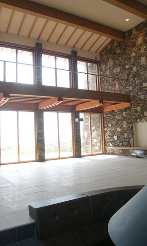 半屋外のような上質な雰囲気の大きなリビングホール