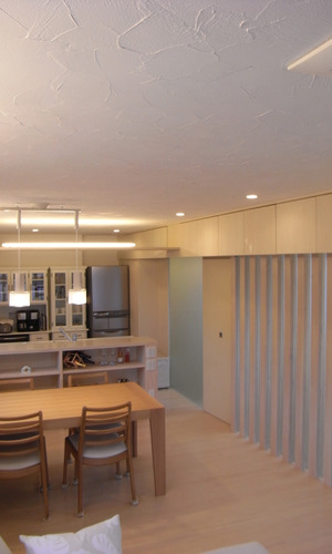 左官のコテ跡が美しい珪藻土の天井と壁