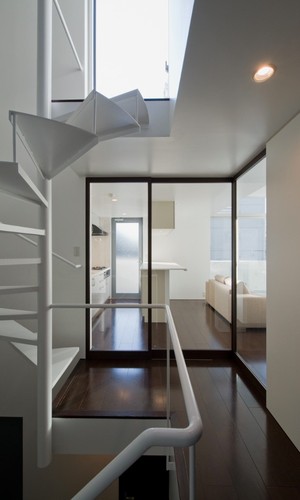 階段吹き抜けからリビングの眺め