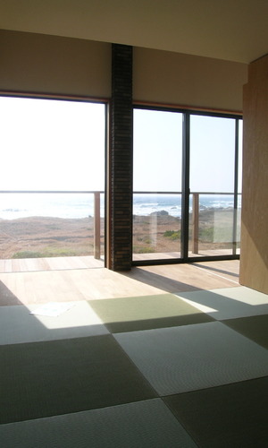 いくつかある個室にはリラックスできる畳の和室も