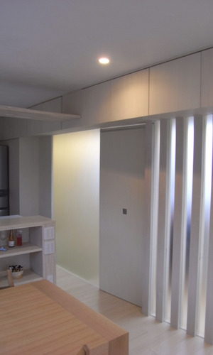 列柱の間から家族の気配を感じられるリビングダイニングキッチン