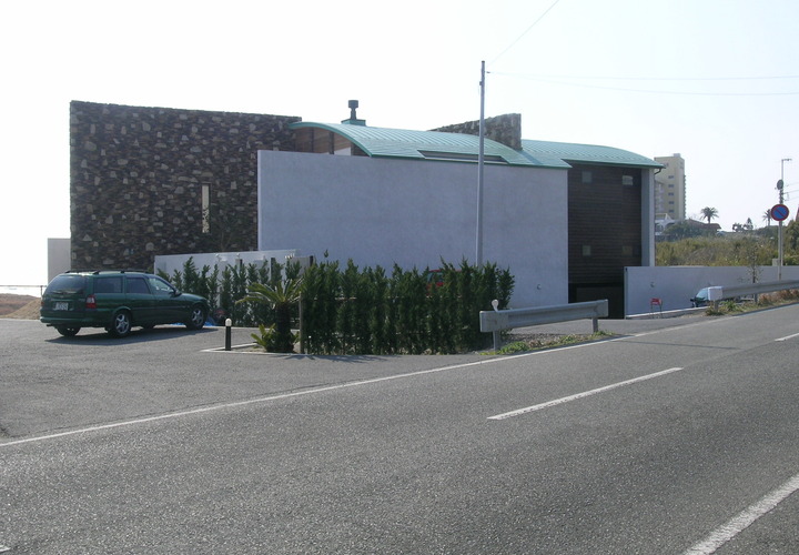 美しいカーブを描く大屋根と石張りの壁面が印象的な外観