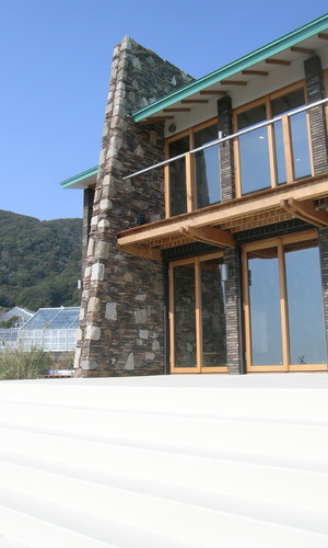 建物からビーチへと続くようなテラス