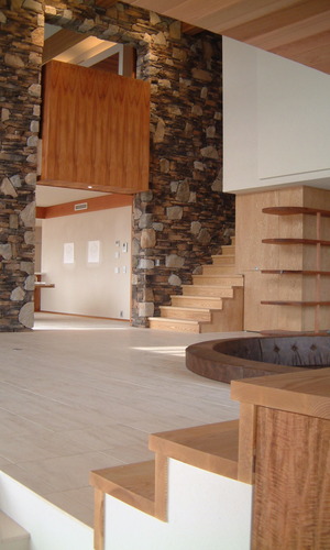 吹き抜けで大空間のリビングを中心に各個室へと繋がる