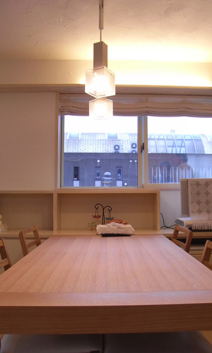 ナチュラルな木の質感のダイニングセットが映える白い空間