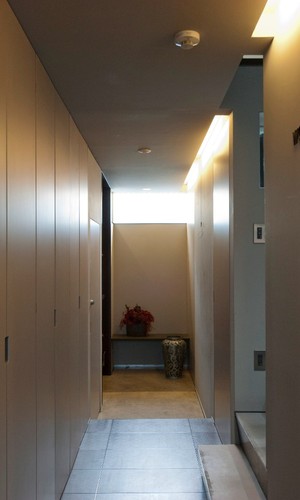 天井まで続く収納戸と間接照明が美しい玄関