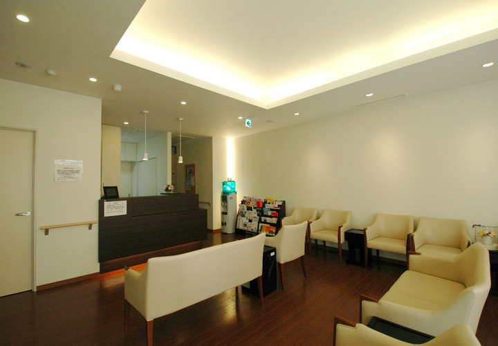 折り上げ天井の間接照明で柔らかな印象の待ち合い室